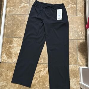 Lululemon Straight-Leg Mid-Rise Pant Luxtreme
Regular